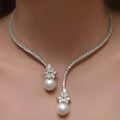 Elegant shiny necklace with pearls made of silver