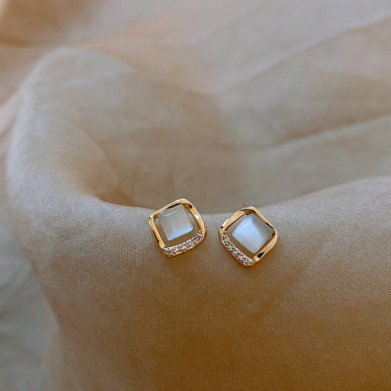 1+1 Offer: Elegant earrings with gold moon crystal